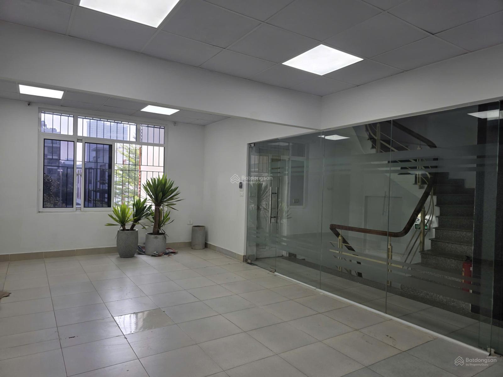 Cho thuê văn phòng 100m² tại KĐT mới Cầu Giấy - An ninh tốt, giao thông thuận tiện!