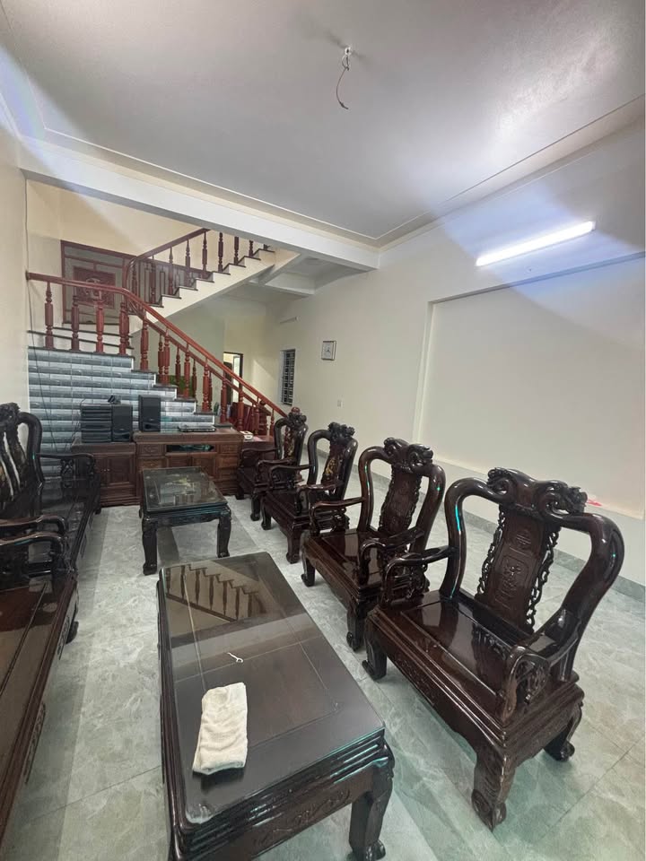 Nhà cho thuê 2 tầng mặt đường Thắng Cựu, Phú Xuân - Giá chỉ 4 triệu/tháng!