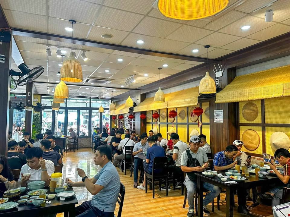 Nhà nguyên căn 2 tầng mặt tiền Hà Bổng, 250m² giá 130 triệu - Kinh doanh thuận lợi!