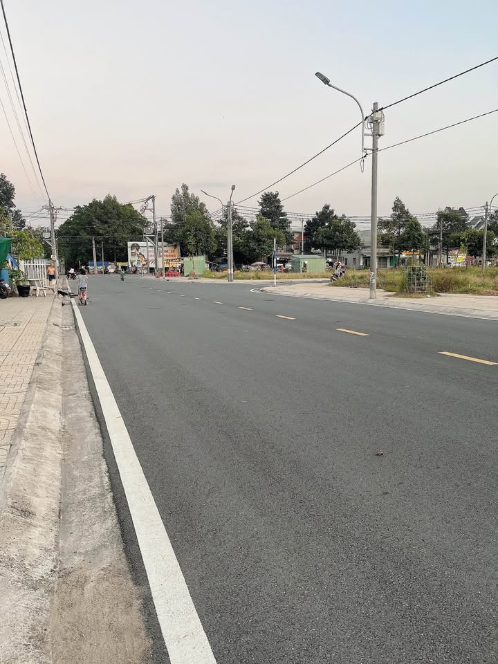 Nhà góc 2 mặt tiền Phạm Văn Siêu, Dĩ An 110m² giá 5.5 tỷ - Đầu tư sinh lời ổn định!