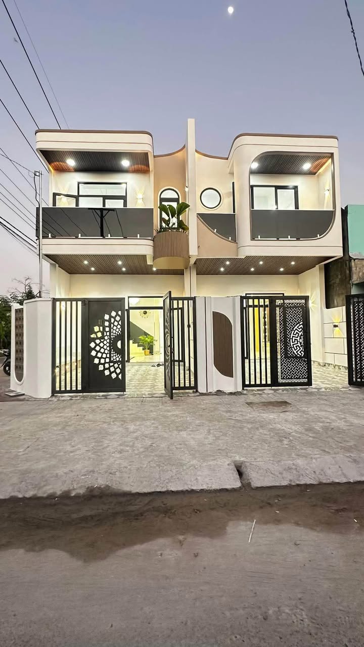 Nhà liền kề mặt tiền Phan Văn Trường Rạch Giá 100m² giá 2 tỷ - Cơ hội đầu tư tuyệt vời!