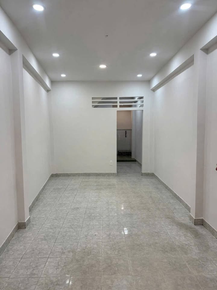 Nhà cho thuê quận 10 - 3 phòng 246m² Hoà Hưng - Nhà mới sơn sửa, giá tốt!