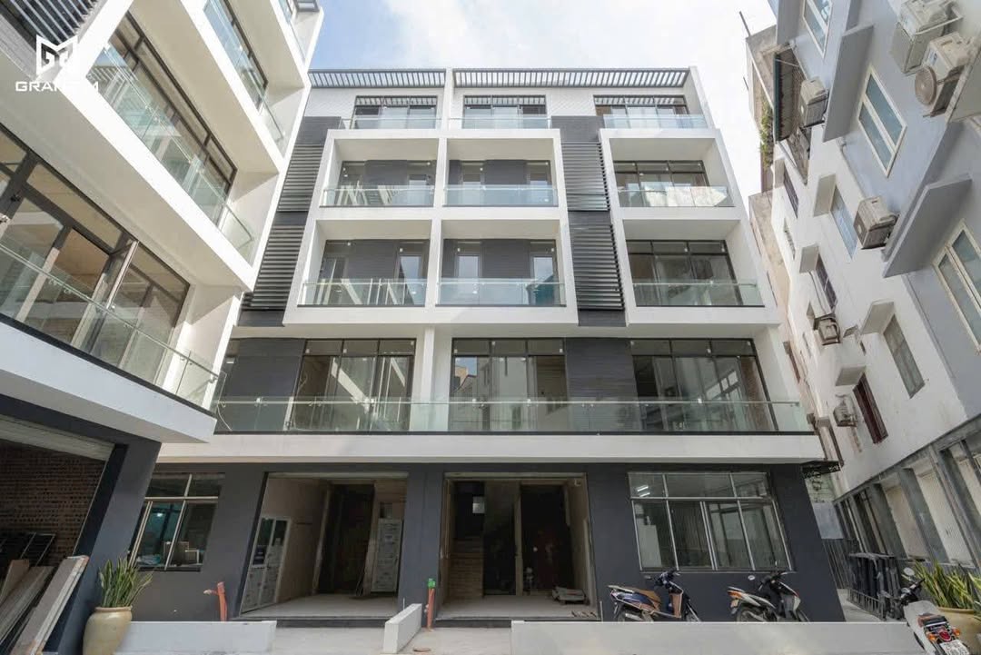 Townhouse Nguyên Hồng Đống Đa 136m² giá 65 tỷ - Đẳng cấp thượng lưu, an sinh đỉnh!