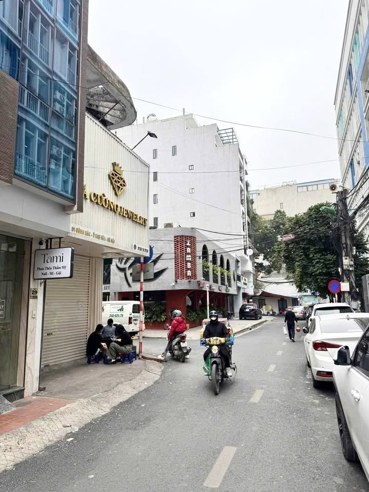 Nhà mặt phố Đông Các, Đống Đa, 84m² giá 36 tỷ - Chính chủ giao dịch ngay!
