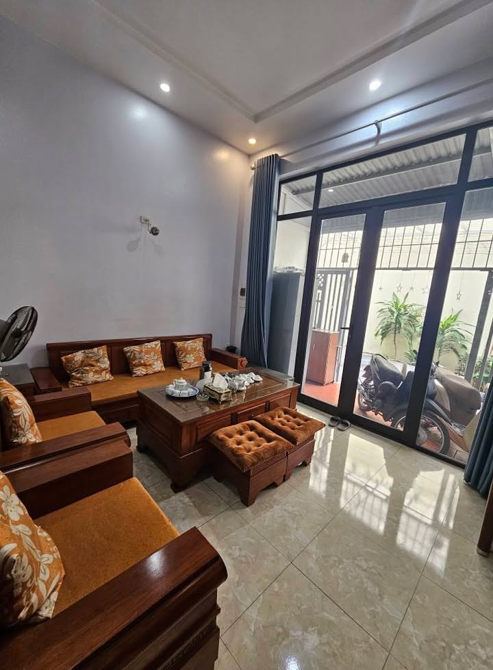 Nhà 2 tầng Cẩm Thủy 55m² giá 2.2 tỷ - Gần nhà trẻ Hoa Hồng