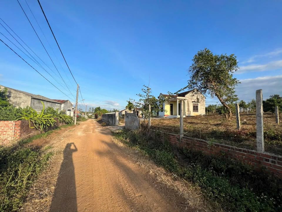 Đất thổ cư Cư Ni 1600m² giá 650 triệu - Sổ hồng chính chủ