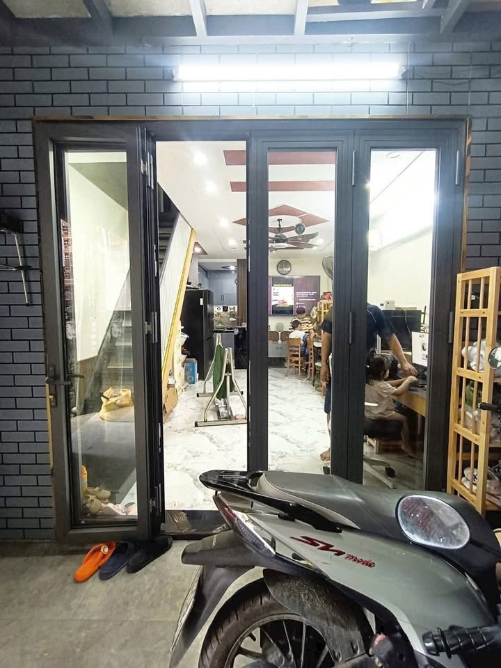 Nhà riêng Dĩ An 40m² giá 1.35 tỷ - Sẵn sàng ở ngay với nội thất đầy đủ!