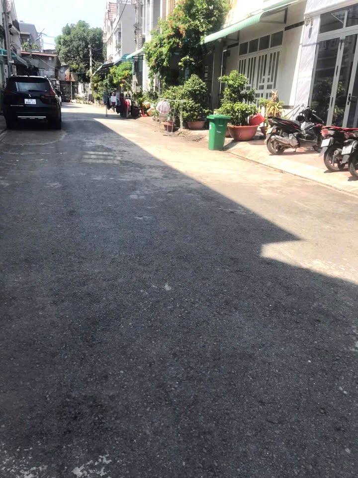 Nhà lầu nguyên căn cho thuê tại Làng Đại Học Quốc Gia, Dĩ An - 3 phòng ngủ, giá rẻ!