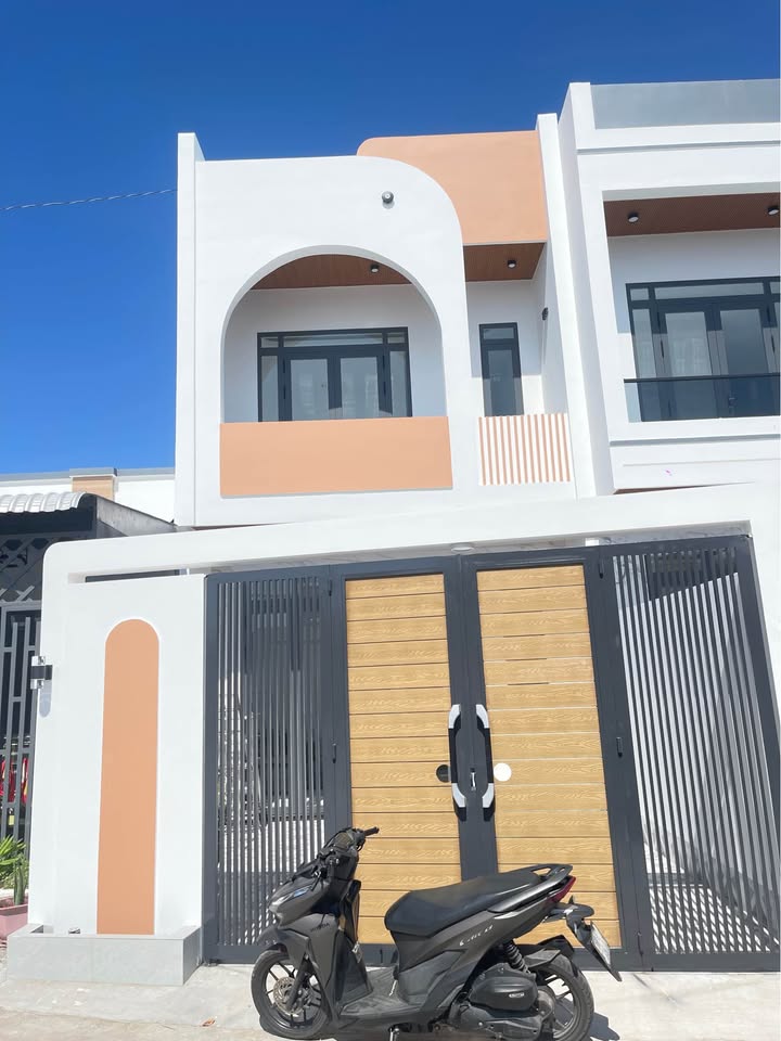 Nhà 2 tầng tại Rạch Giá, Kiên Giang 100m² giá 2.55 tỷ - Thiết kế hiện đại, nội thất đầy đủ!