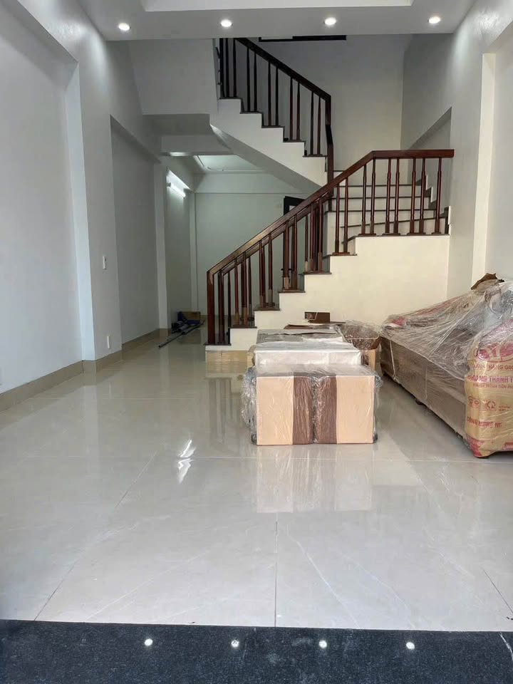 Nhà 3 tầng đường Lê Cảnh Tuân, Hải Tân, 40m² giá 2.2 tỷ - Ô tô đỗ cửa, gần chợ!