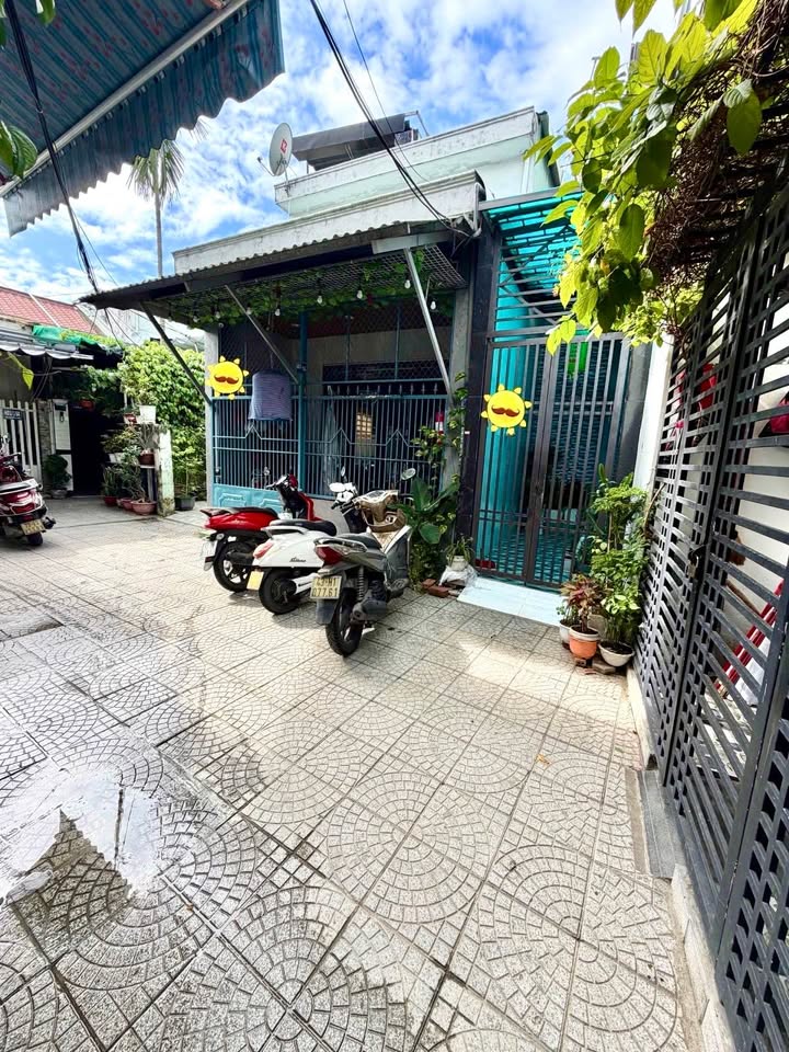 Nhà đẹp 2 tầng lô góc Cù Chính Lan – Thanh Khê 38.2m² giá chỉ 3.2 tỷ - Vị trí đắc địa, tiện ích đầy đủ!