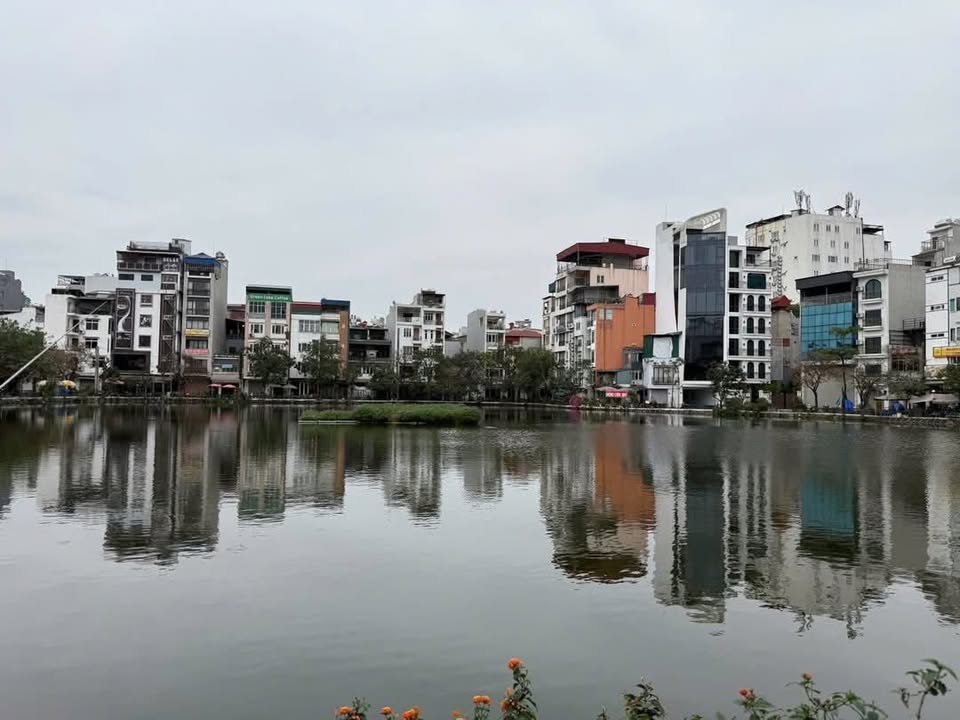 Nhà mặt hồ Đội Cấn Ba Đình 60m² giá chỉ 14 tỷ - Cơ hội hiếm có!