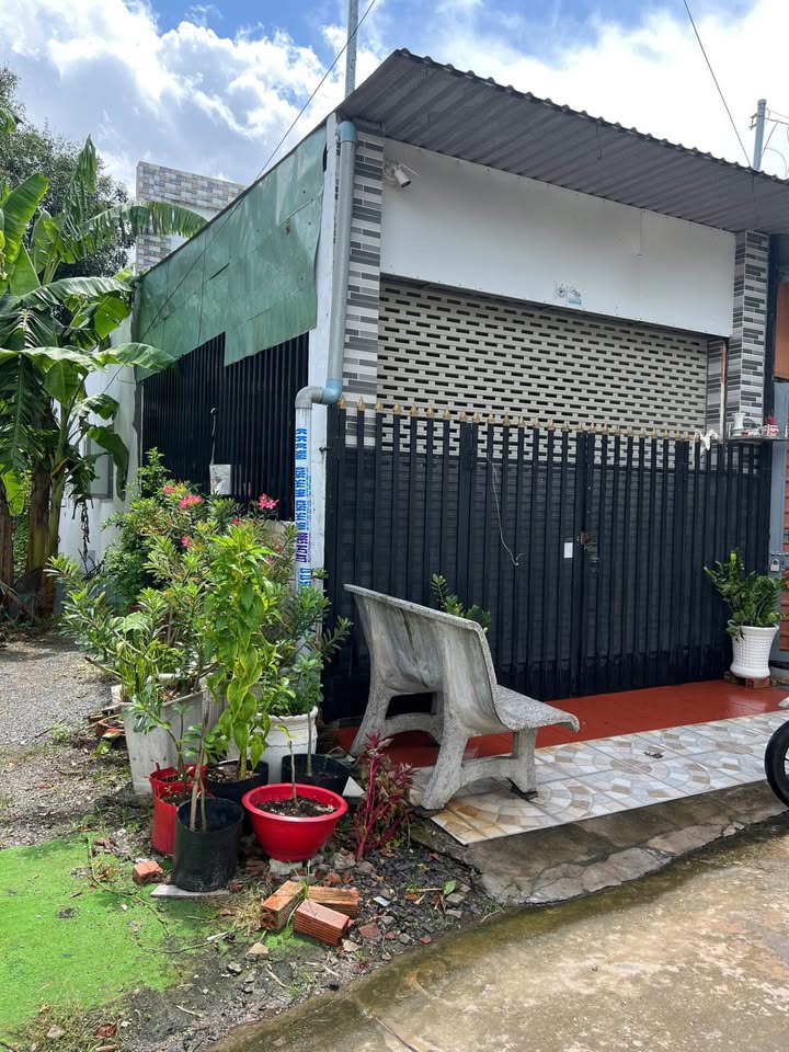 Nhà riêng Định Hoà, Thủ Dầu Một 104m² giá 2 tỷ - Thiết kế hiện đại, sân ô tô 7 chỗ!