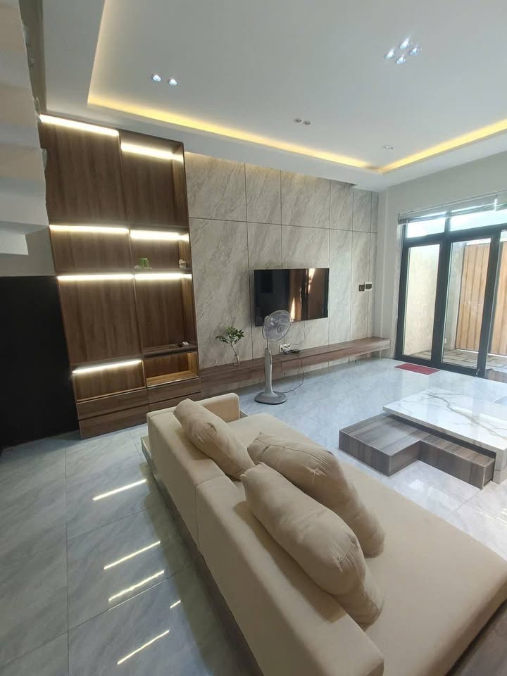 Nhà 1 trệt 2 lầu tại KDC Hùng Vương, Phan Thiết 100m² giá 6.3 tỷ - Thiết kế hiện đại, nội thất cao cấp!