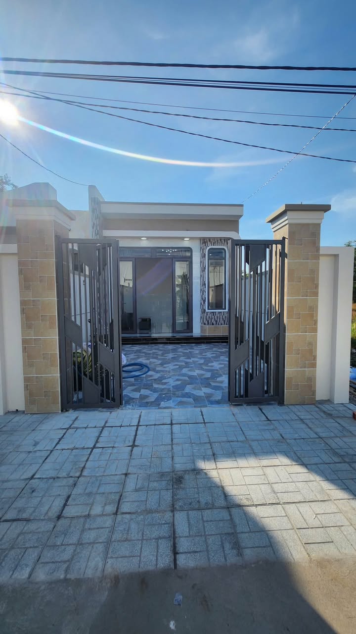 Nhà hẻm 20 Phạm Hùng, Hòa Thành, 125m² giá 1.39 tỷ - Đường nhựa 10m, khu dân cư sầm uất!