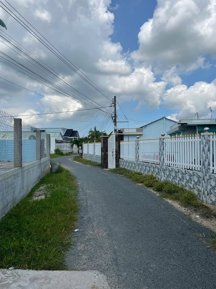 Nhà mặt tiền đường nhựa phường Long Hòa, Gò Công 167m² giá 2 tỷ - Khu dân cư đông đúc!