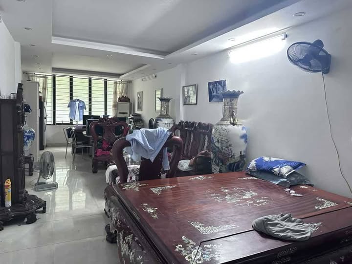 Căn hộ Tập thể Hoàng Đạo Thành Kim Giang 70m² giá 3.55 tỷ - Sổ đỏ chính chủ, ô tô tránh nhau!