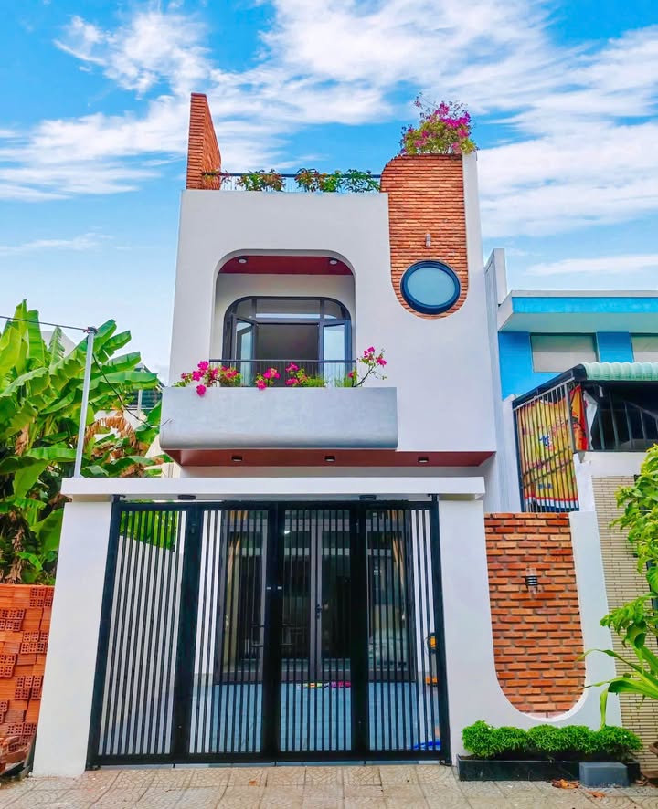 Nhà mặt tiền Hòa Xuân 100m² giá 5.6 tỷ - Sẵn sàng vào ở ngay!