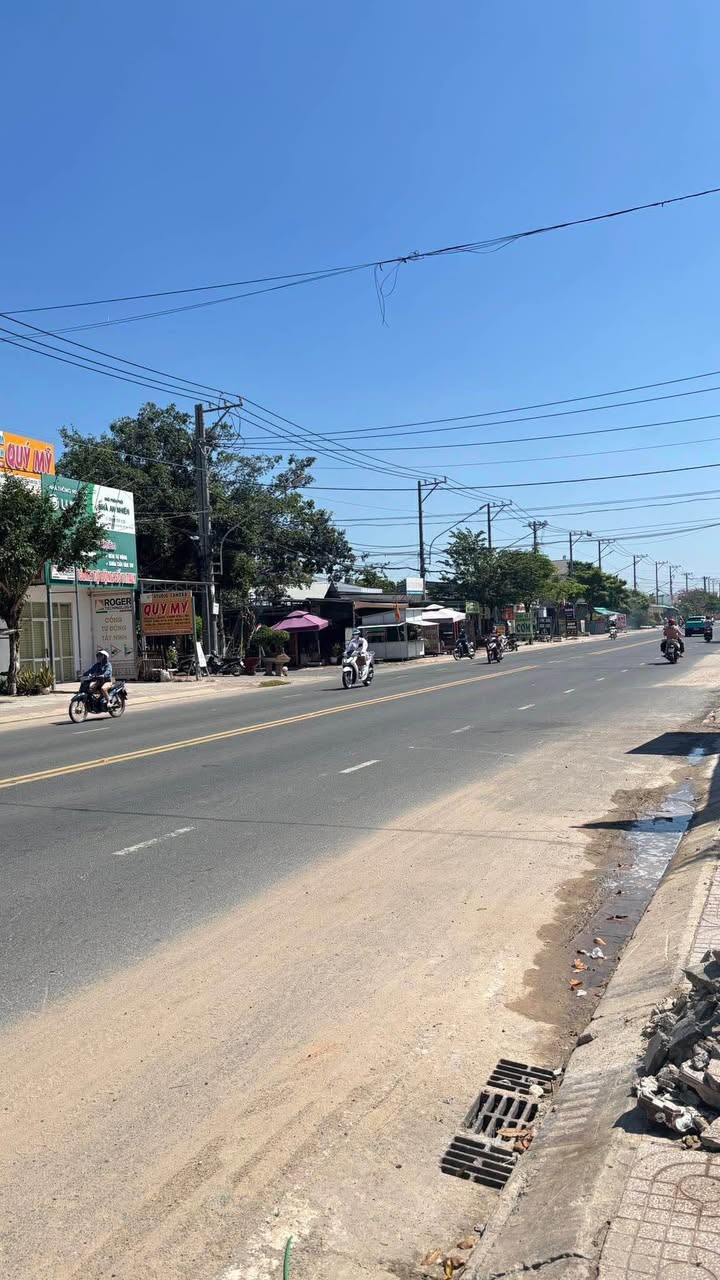 Nhà mặt tiền Nguyễn Văn Linh, Hòa Thành 156m² giá 4.5 tỷ - Đầu tư sinh lời ngay!