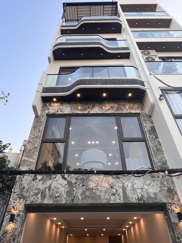 Nhà 6 tầng thang máy tại phố Huỳnh Tấn Phát, Long Biên 52m² giá 13.5 tỷ - Sổ đỏ chính chủ!