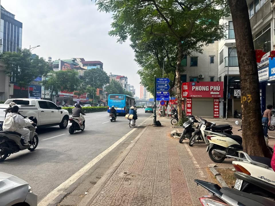 Nhà nguyên căn mặt phố Nguyễn Văn Cừ, quận Long Biên, 80m², cho thuê 25 triệu/tháng - Vị trí đắc địa cho kinh doanh!