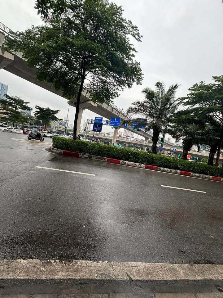 FrontHouse mặt phố Cầu Giấy 70m² giá 26.8 tỷ - Kinh doanh sầm uất!