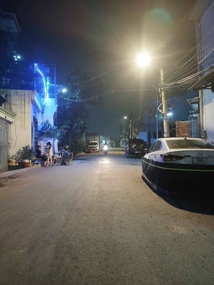 Bán gấp FrontHouse Bà Điểm 180m² giá 5.25 tỷ - Mặt tiền 10m, vỉa hè rộng rãi!