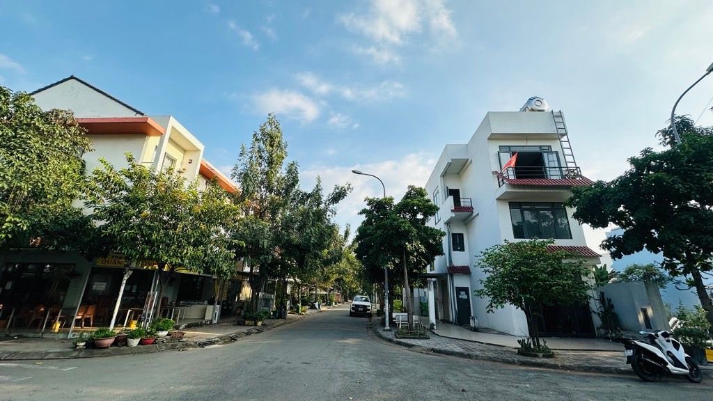 Căn góc mặt tiền đường Liên Phường, quận 9 - DT 120m² chỉ 16.9 tỷ - Kinh doanh đắc địa!