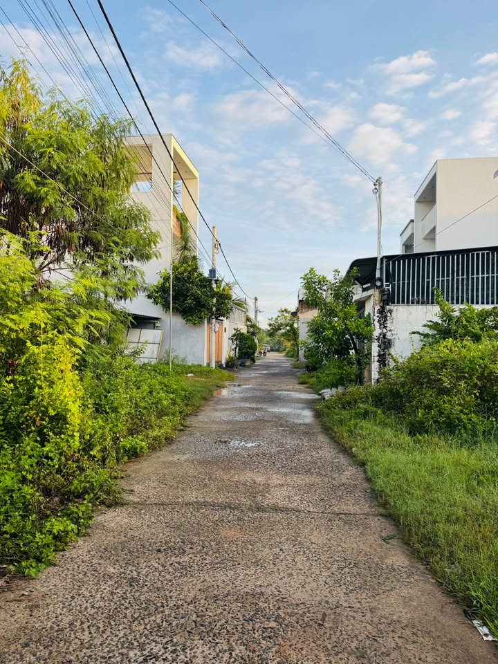 Đất nền Hẻm 100 Lê Duẩn, Phan Thiết 120m² giá 2 tỷ - View đẹp, khu dân cư an lành!