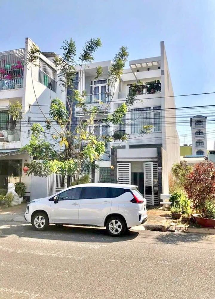 Nhà phố Lê Trọng Tấn, Phan Thiết 135m² giá 7.2 tỷ - Thiết kế sang trọng, nội thất đầy đủ!