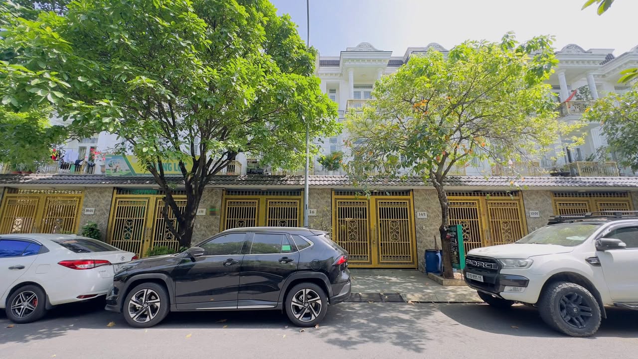 Nhà phố KDC Hoàng Hùng Dĩ An 72m² giá 6.75 tỷ - Full nội thất cao cấp