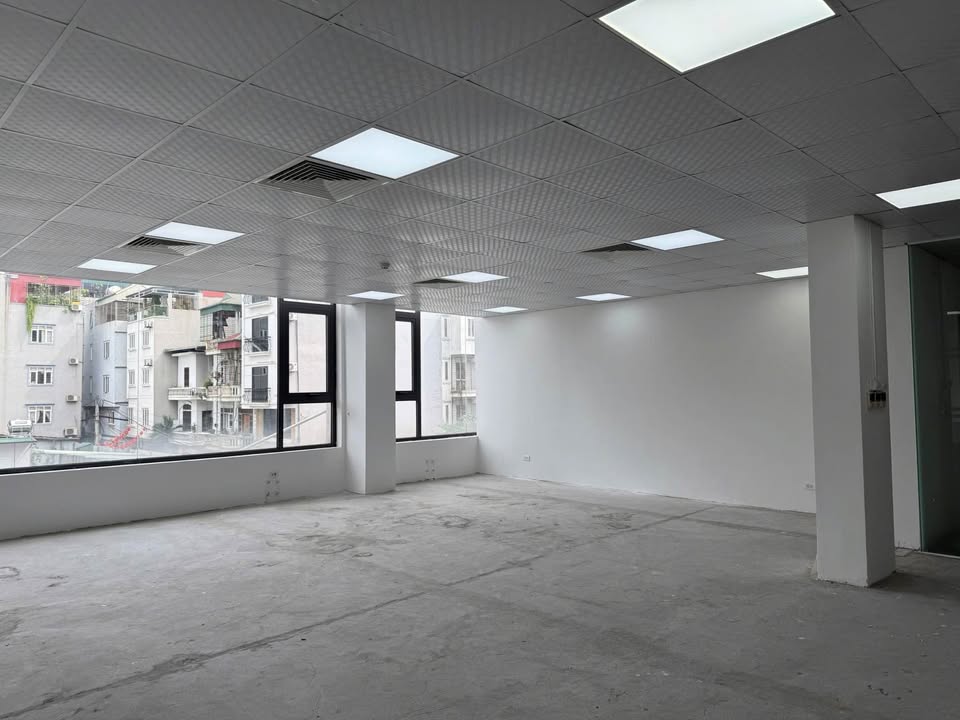 Văn phòng cho thuê tại Thành Thái, Cầu Giấy, 350m² - Vị trí đắc địa, sẵn sàng làm việc ngay!
