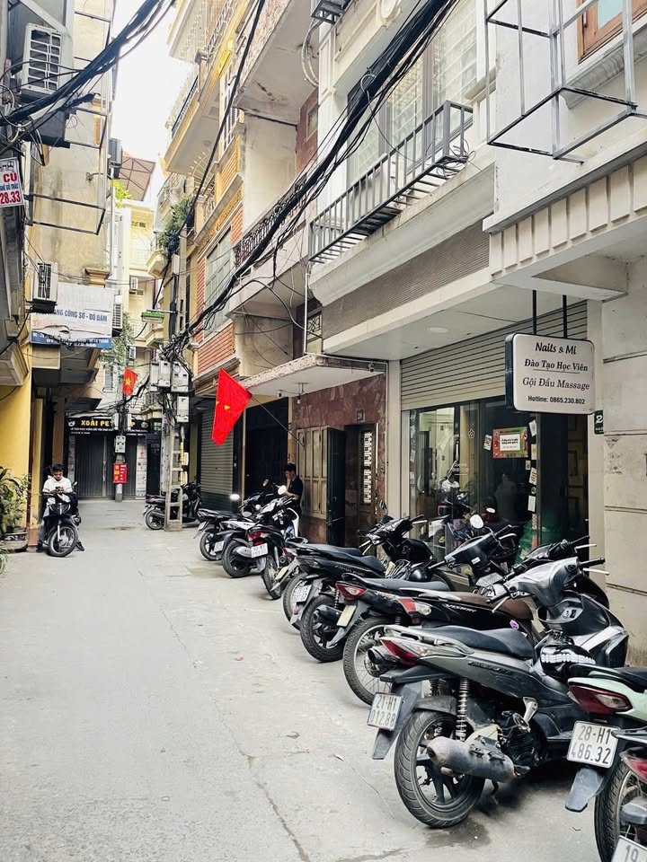 Nhà lô góc Đê La Thành, 44m² giá 16.8 tỷ - Không thể bỏ lỡ!