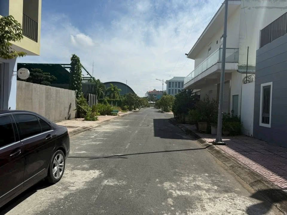 Nhà mặt tiền 2 đường Phường 9 Vĩnh Long 252m² giá 9.499 tỷ - Thiết kế hiện đại, tiện nghi đầy đủ!