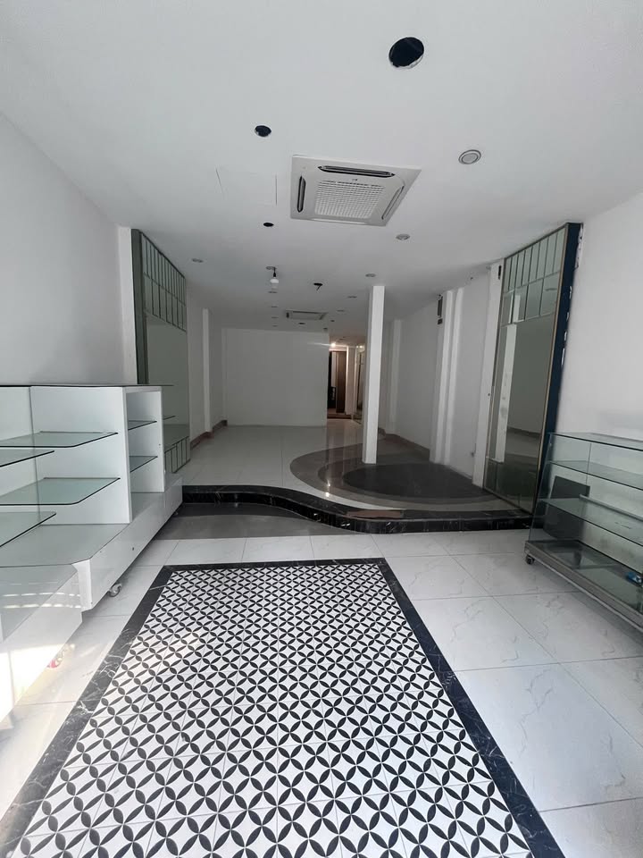 Nhà 3 tầng đường Lê Hoàn, phường Hạc Thành, 186m² giá 20 tỷ - Vị trí kinh doanh đắc địa!