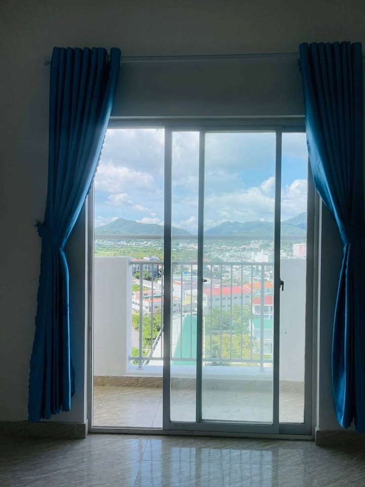 Căn hộ chung cư Hoàng Quân Nha Trang 70m² giá 2.45 tỷ - Căn góc 3 mặt tiền thoáng mát!