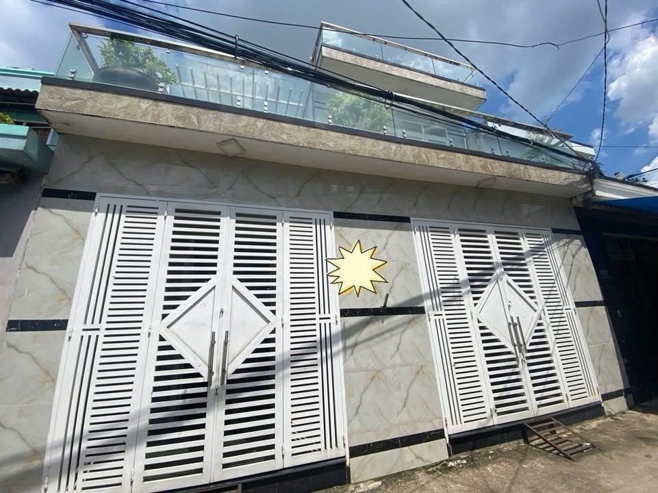 Nhà phố Bà Điểm Hóc Môn 92m² giá 5.6 tỷ - Sổ hồng riêng, nội thất đầy đủ!