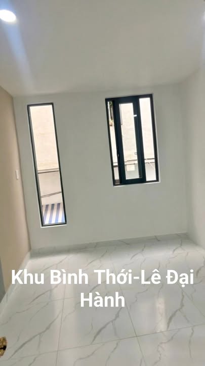 Nhà 2 mặt hẻm rộng Lạc Long Quân 40.5m² giá thỏa thuận - Thiết kế thoáng mát!