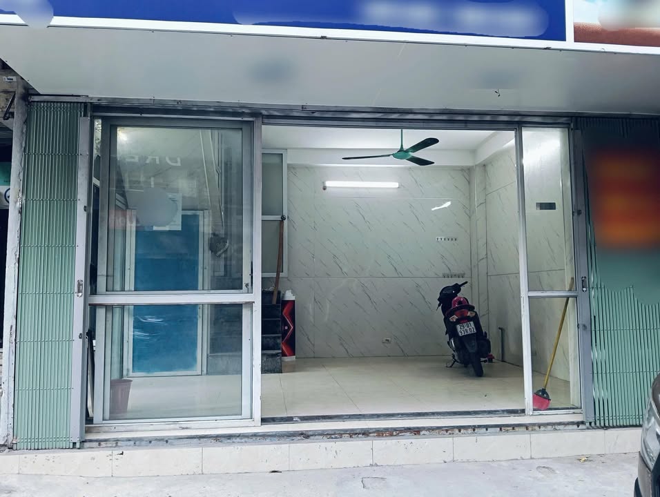 Mặt bằng kinh doanh cho thuê tại phố Vọng, Đống Đa - Diện tích 25m² giá 17 triệu - Vỉa hè rộng rãi, vào ngay!