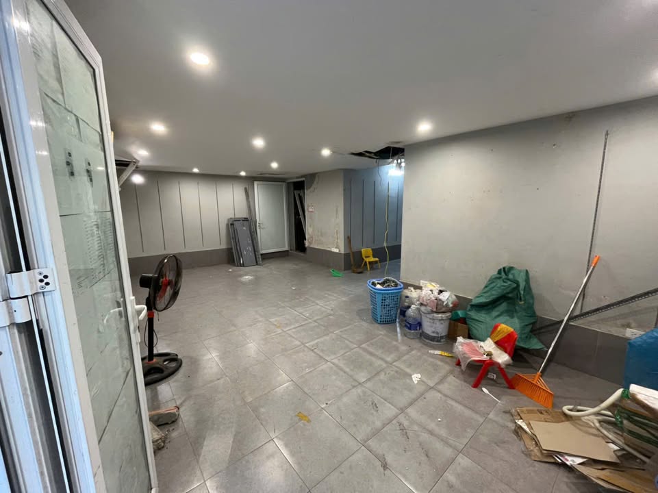 Căn hộ tập thể Giảng Võ 135m² - Nhà 2 mặt ngõ, cho thuê ngay!