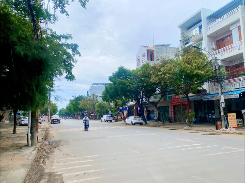 Nhà nguyên căn 3 tầng Nguyễn Huệ, Phường 5, Tuy Hòa - Cho thuê lâu dài chỉ 18 triệu!