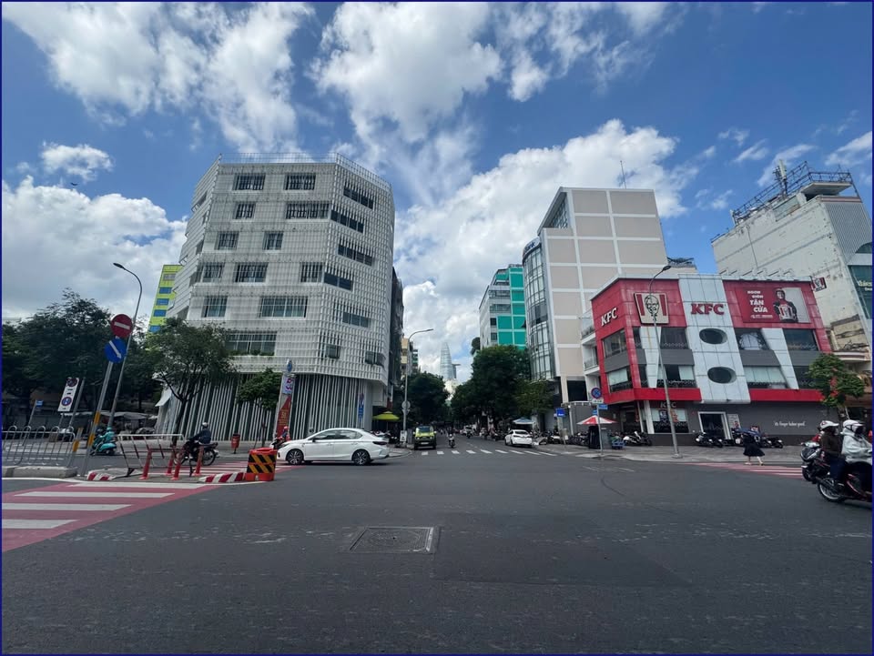 Nhà Cho Thuê Góc 2 Mặt Tiền Đường Nguyễn Thái Học, Quận 1, Diện Tích 1600m² - Cơ Hội Kinh Doanh Hiếm Có!