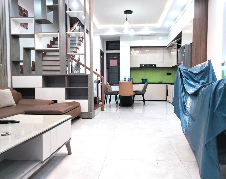 Nhà 4 tầng mặt tiền Thi Sách, Hải Châu 200m² giá 7 tỷ - Tiện ích đầy đủ, vào ở ngay!