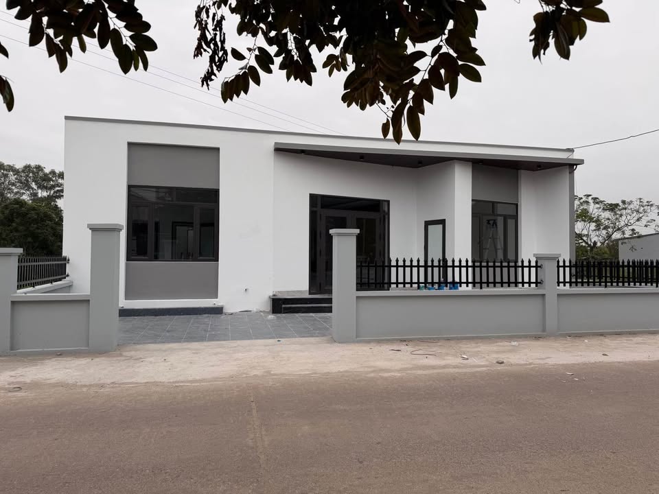 Nhà mặt tiền mới xây tại Móng Cái 200m² giá 2 tỷ - Dọn vào ở ngay!