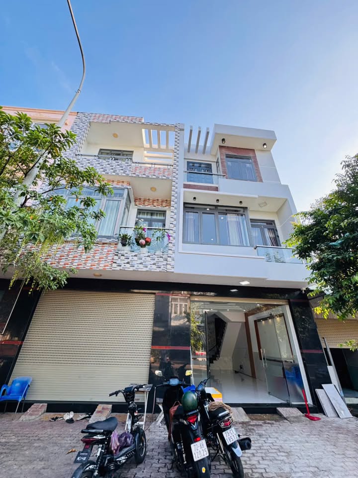 Nhà mặt tiền Vincom Dĩ An 75m² giá 7 tỷ - Kinh doanh thuận lợi!