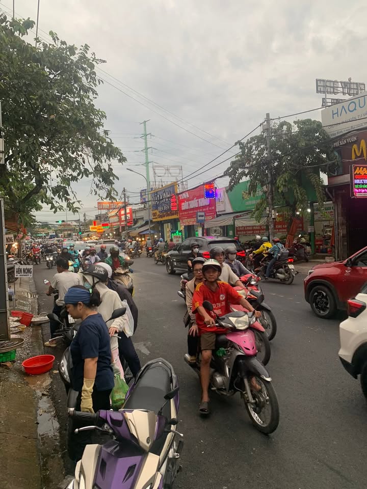 Mặt tiền chợ Hiệp Bình Hơn 1000m² - Cho thuê 5 ki ốt, 10 phòng trọ - Cơ hội kinh doanh tuyệt vời!