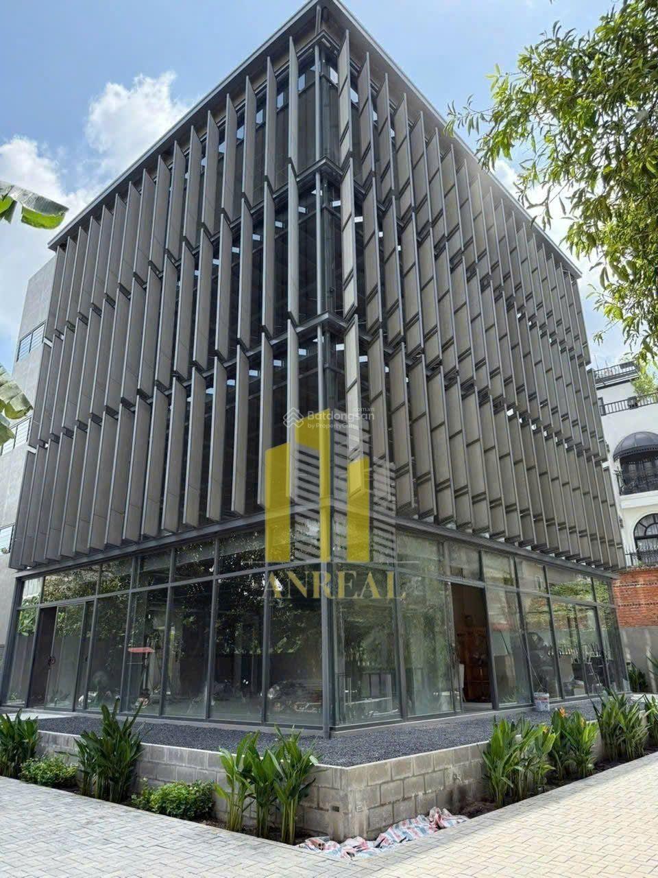 Cho thuê tòa văn phòng sàn trống đường Xuân Thủy 500m² giá 169 triệu - Không gian làm việc lý tưởng!