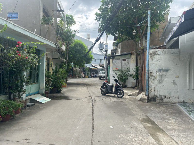 Nhà hẻm xe tải Lạc Long Quân 59m² giá 8.2 tỷ - Cơ hội đầu tư tuyệt vời!