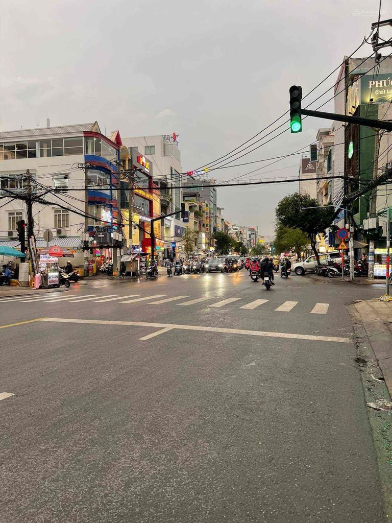 Nhà 4 Tầng Mặt Tiền Phan Đăng Lưu, 137m², Giá Chỉ 240 Triệu/m²