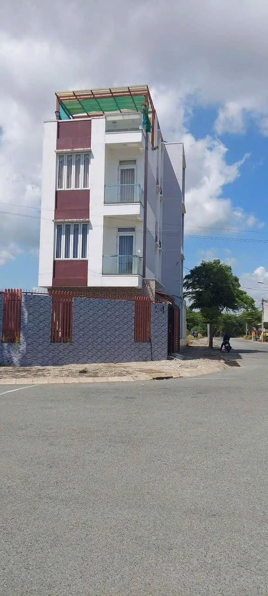 Nhà lô góc 2 mặt tiền Bến Lức 126m² giá 7.2 tỷ - Chính chủ bán gấp!